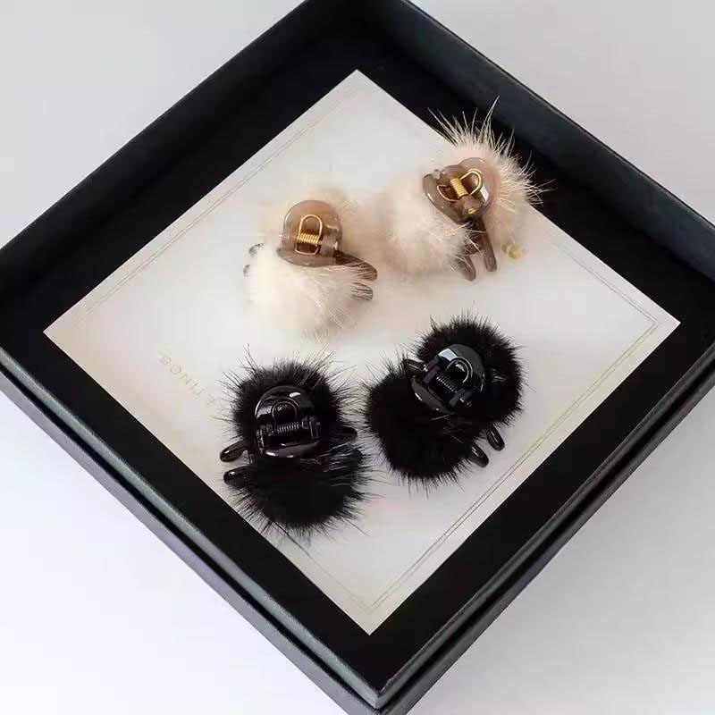 Women'S Winter Accessories Set - 2pcs/set Cute Hairball Small Hair Claw