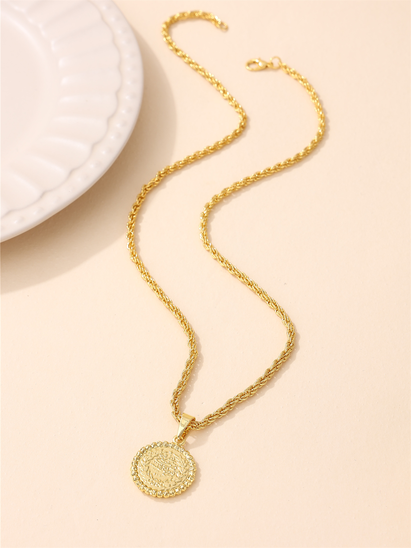 Delicate Minimalist 18K Gold-P - Coin Necklace Delicate recension och pris